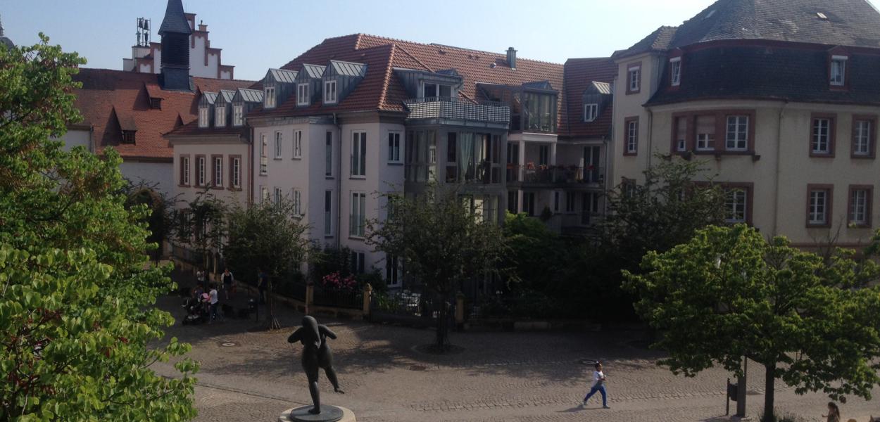Mehrere Gebäude in schöner Umgebung, Natur und spielenden Kindern