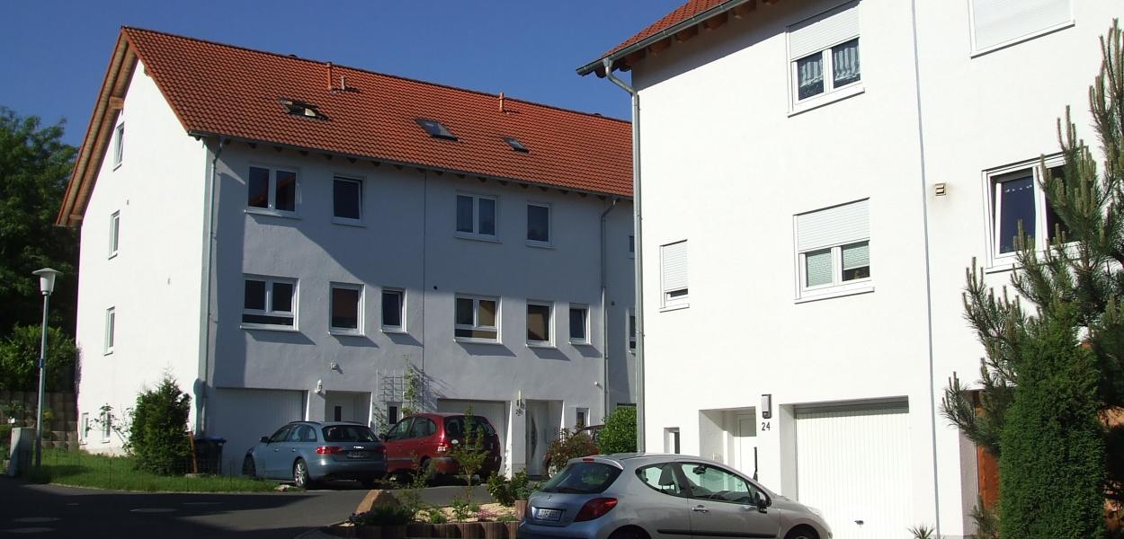 Mehrere moderne Häuser mit weißer Fassade