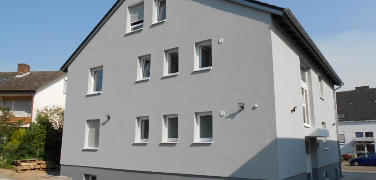 Wohnhaus mit grauer Fassade