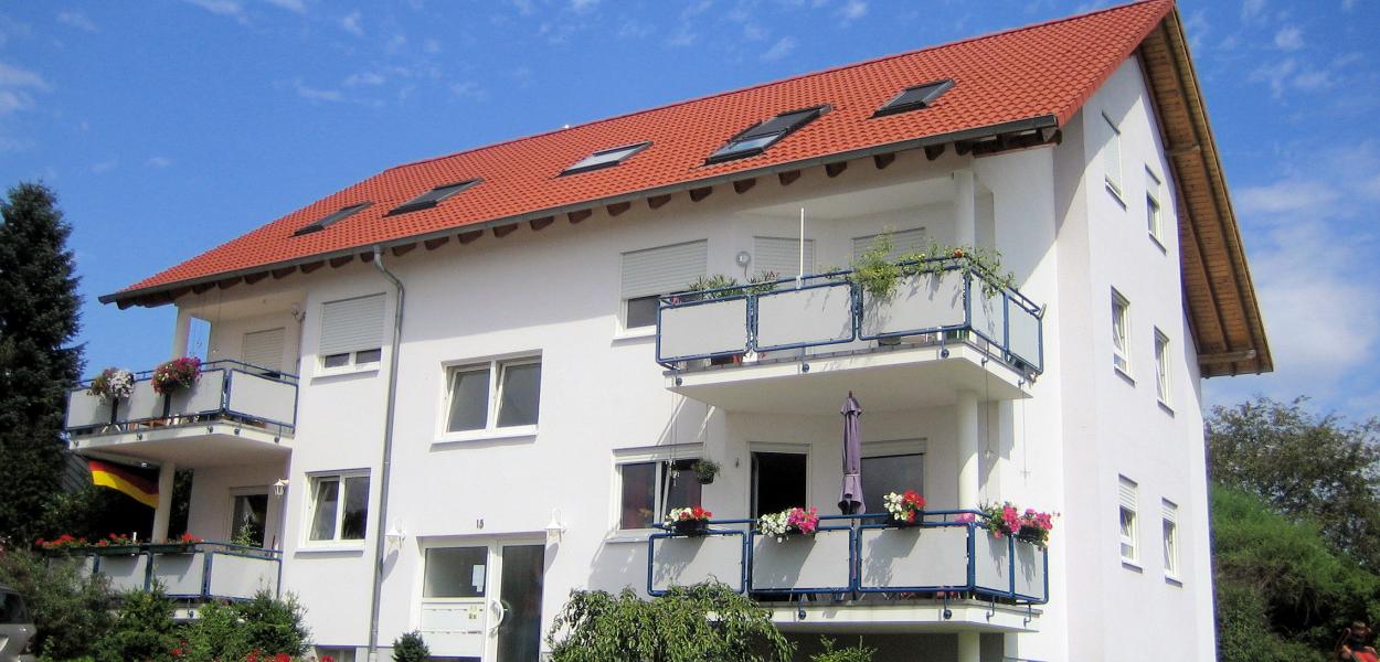 Modernes Haus mit Wohnungen und Balkon