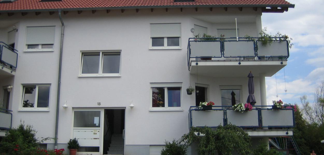 Fassade und Eingang eines Hauses mit Wohnungen