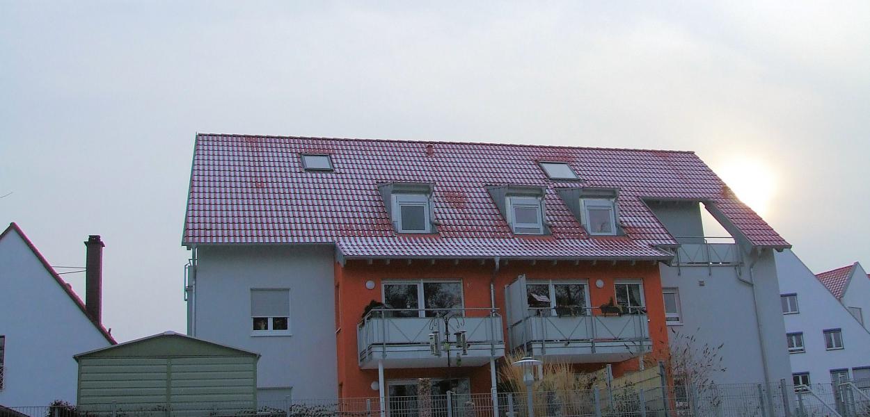 Haus mit Wohnungen im Winter