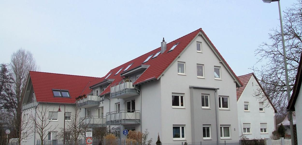 Haus mit mehreren Wohnungen und rotem Dach