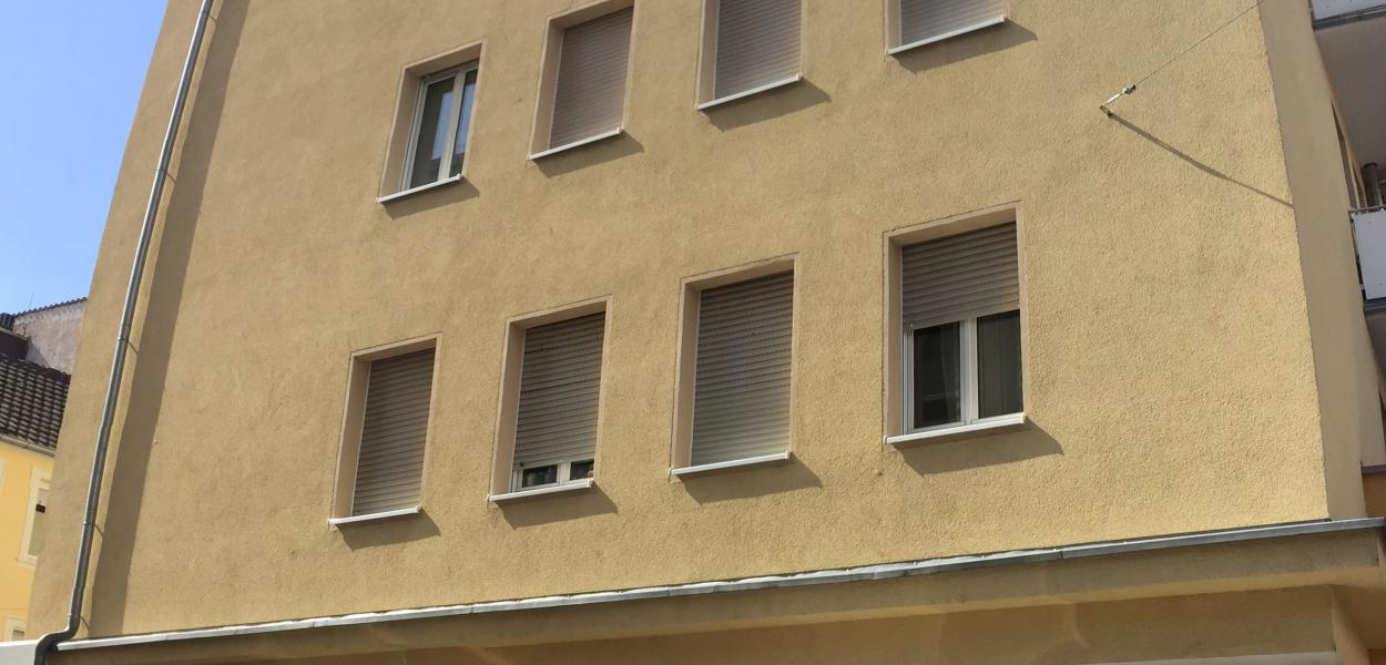 Fassade eines gelben Hauses