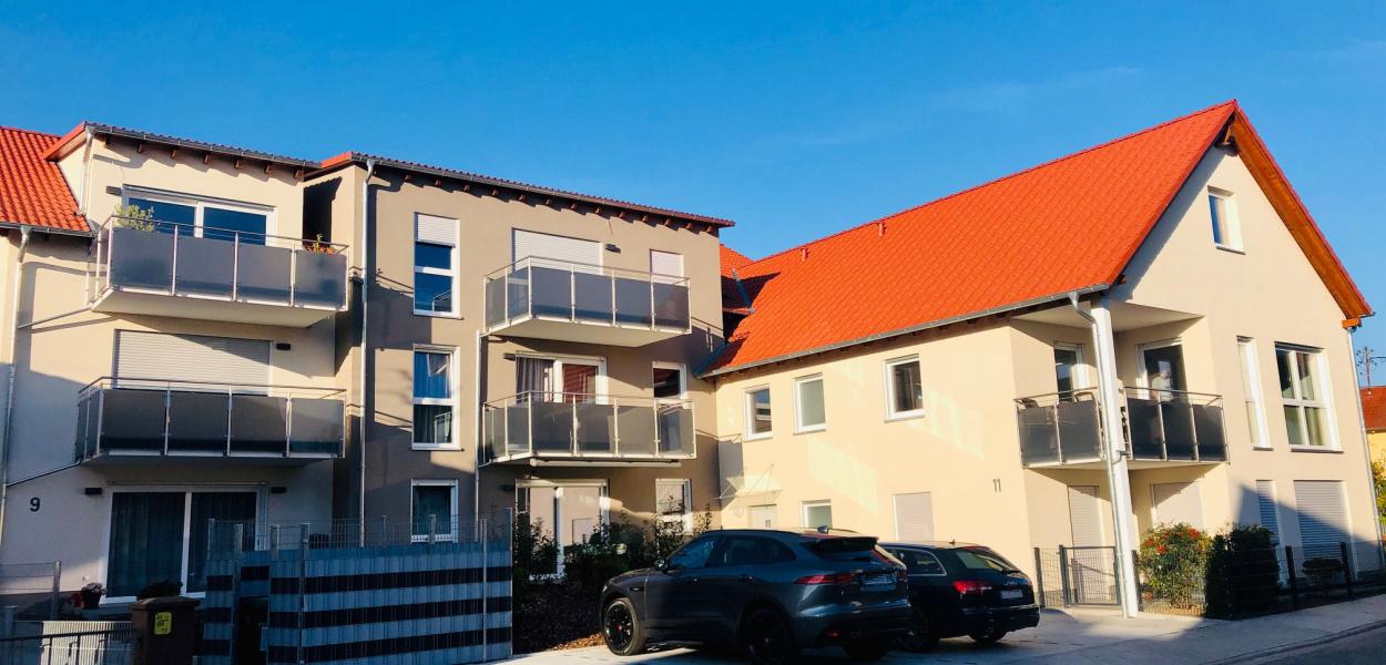 Mehrere Häuser mit Wohnungen und Balkon