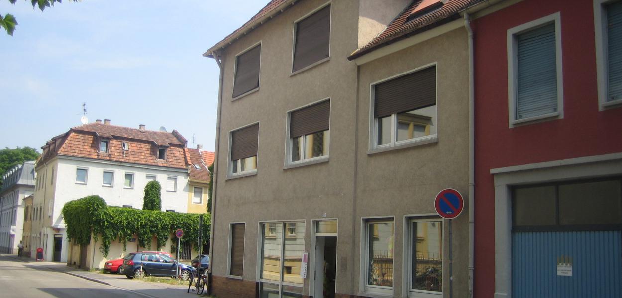 Haus mit brauner Fassade