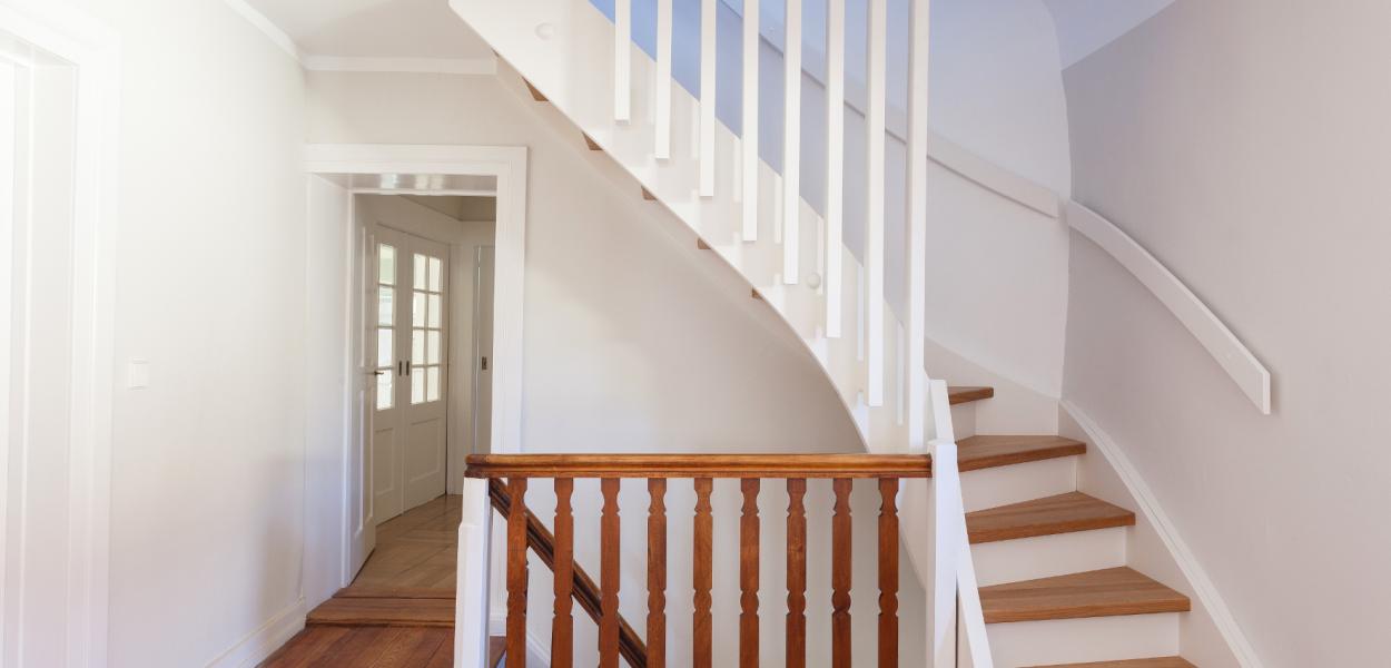 Treppe in einem Haus mit weißen Wänden