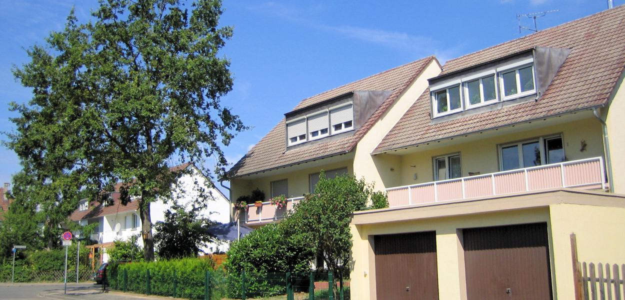 Haus mit zwei Haushälften und Garten