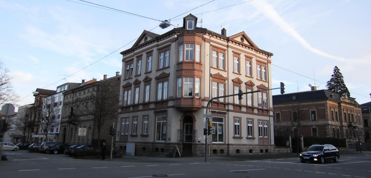 Haus mit Wohnungen in altem Baustil